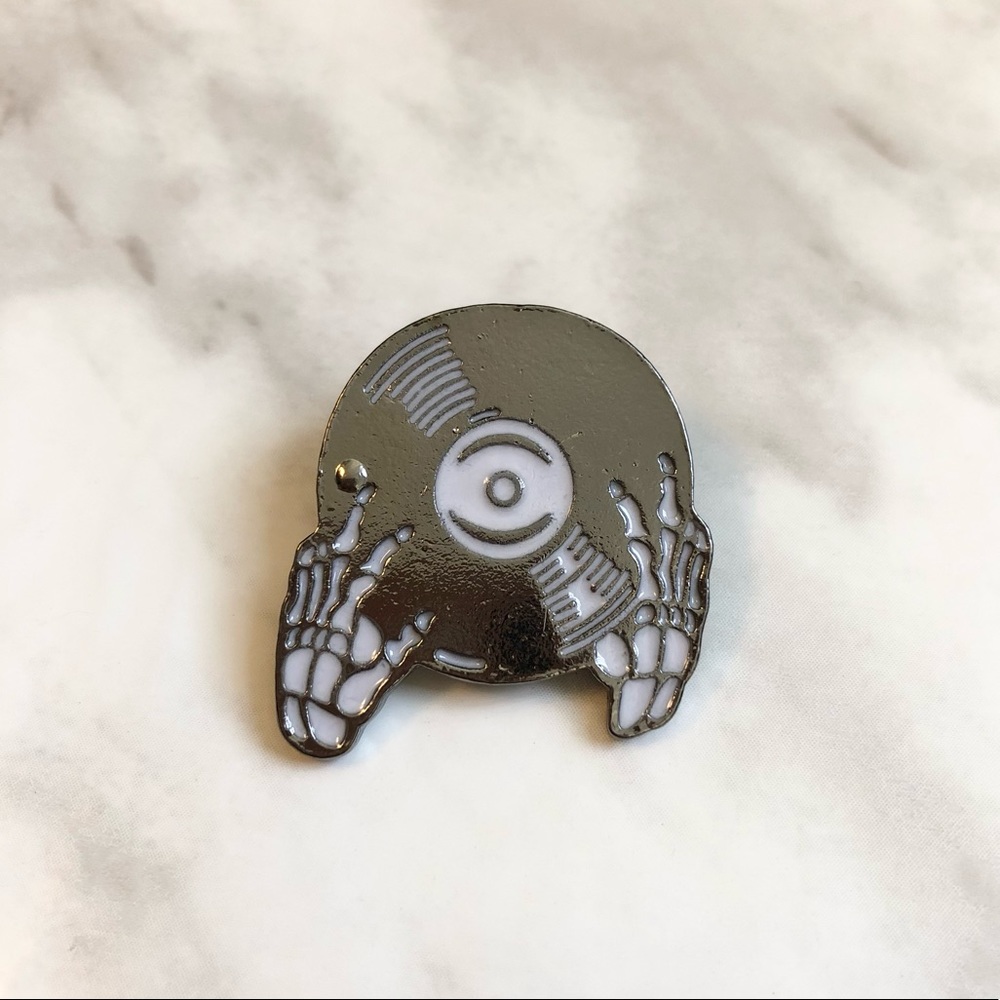 🎉 New Skeleton Hands Vinyl Disc DJ Pin